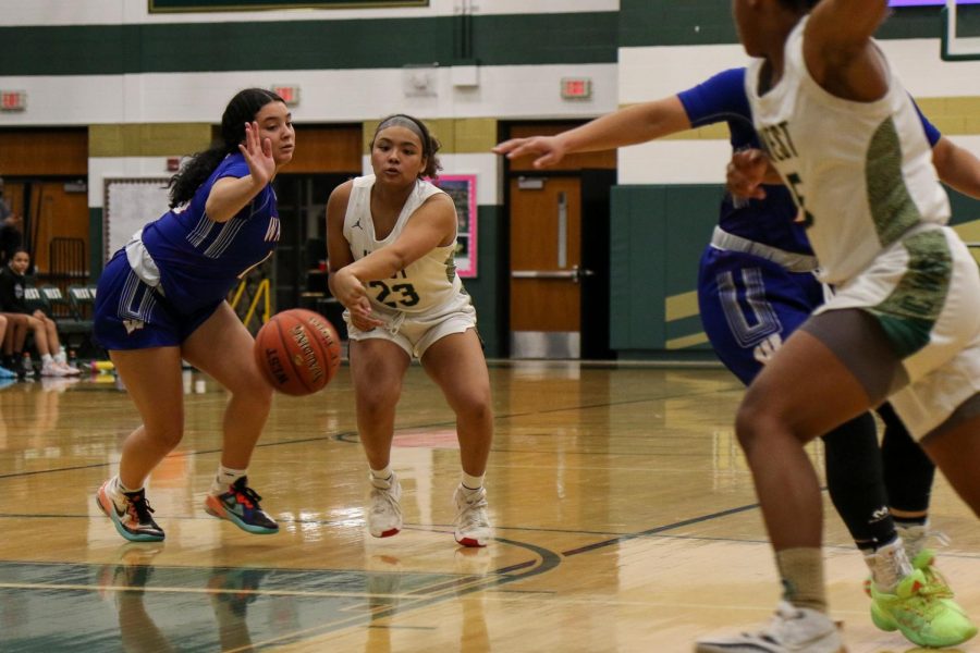 Keiko Ono-Fullard ’23 makes a backdoor pass to Emma Ingersoll-Weng 22 against Cedar Rapids Washington on Dec. 3.