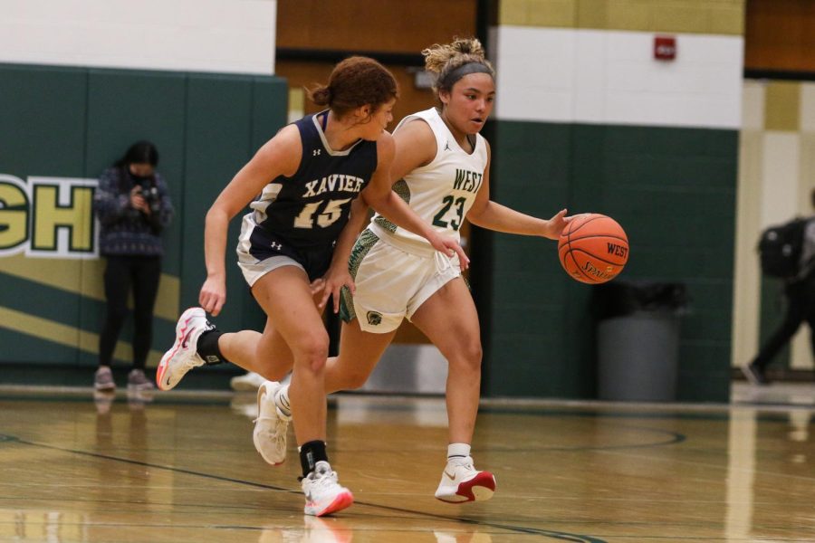 Keiko Ono-Fullard ’23 dribbles past her defender while bringing the ball up the floor ain the first game of the doubleheader against Xavier on Jan. 4.