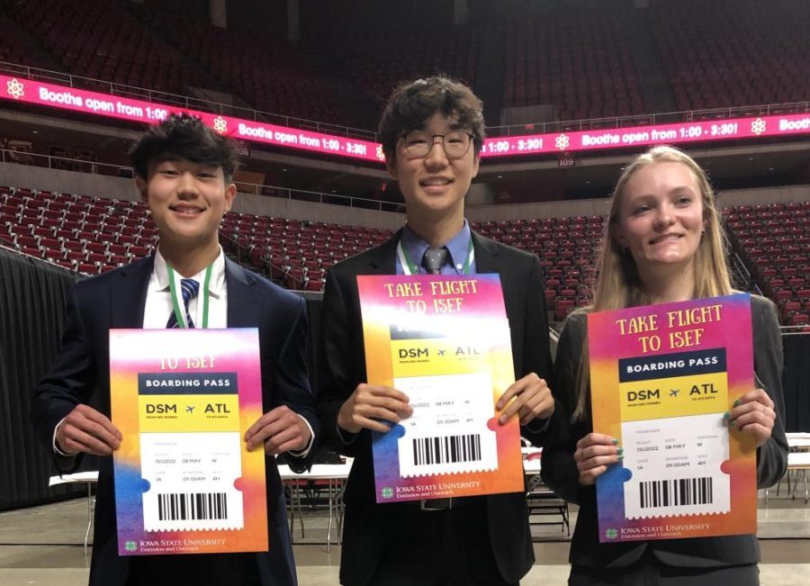 Jonathan Fan ‘23, Jayden Shin ‘23, and Lilly Graham ‘24 won awards at the Iowa State Science Fair on March 24.