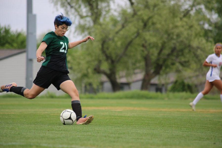 Lulu Nelson 25 passes the ball from midfield on May 20. 