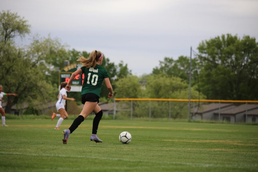 Emma Potthoff 25 drives the ball down the field on May 20. 