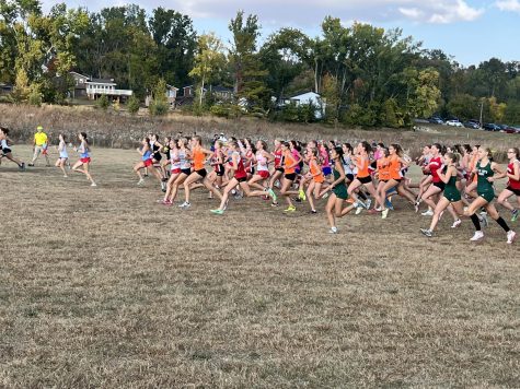 Cindy Wang 24 leads the Trojan pack at the beginning of the race. Gabby Moniza 24 and Kate Van Waning 26 follow close behind her. 