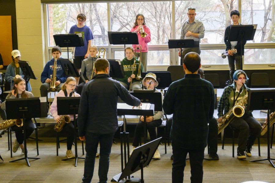 Bassist Emiliano Lasansky 11 and trumpet player Julien Knowles work with the Varsity Jazz Band during their clinic on Dec. 9.