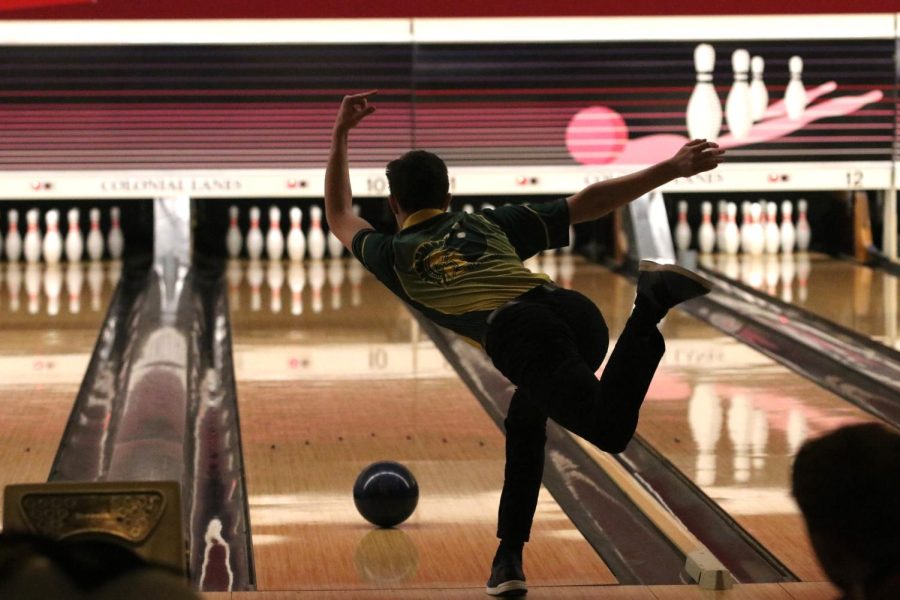 Kolby+Ripperton+24+aims+for+a+strike+in+efforts+for+the+King+Pin+on+Feb.+10.