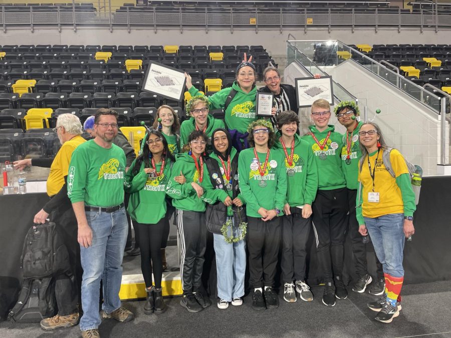Trobotix+takes+a+team+photo+with+their+Gold+Division+Alliance+Finalist+medals.