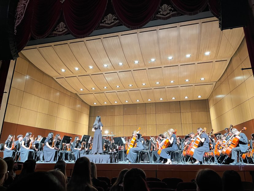 The Metropolitan Orchestra Festival presents its Symphony group at the Paramount Theatre, with Sabrina Du 25 leading the tuning. 