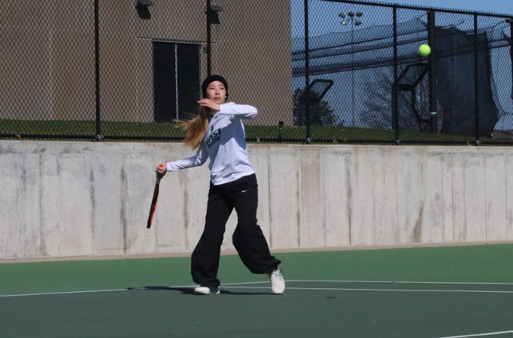 Maggie+Shin+24+prepares+to+hit+a+forehand+April+6.+