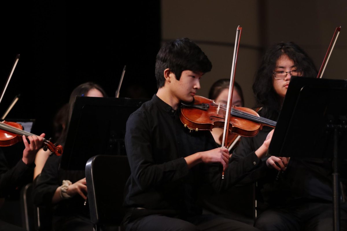 Violinist Nathan Chen '28 plays "Palladio" in the combined orchestra with Chamber.