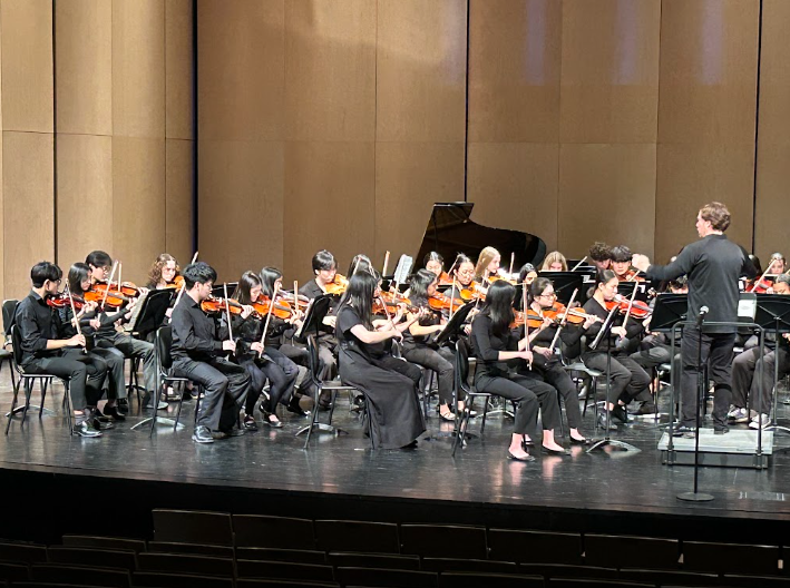 Director Jon Welch cues the Symphony Strings violin sections.