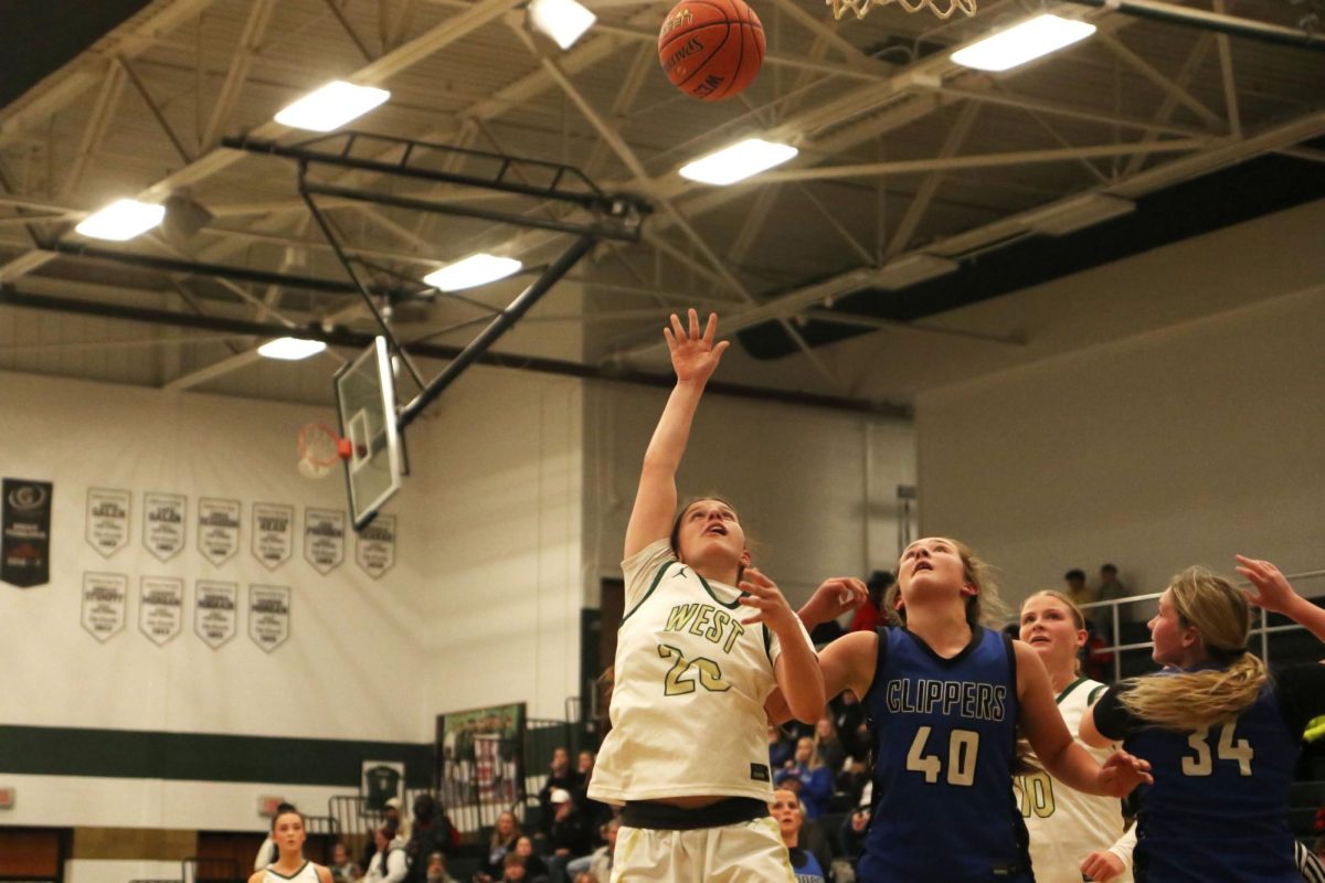 Sasha Baldwin '26 goes up for a tough layup